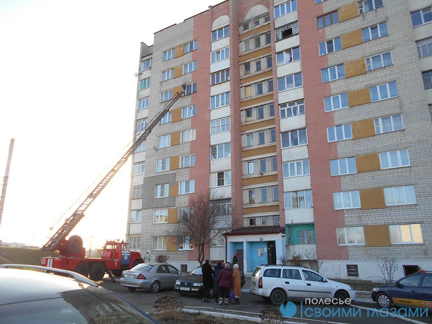 Восемь человек эвакуировали при пожаре квартиры в мозырской многоэтажке